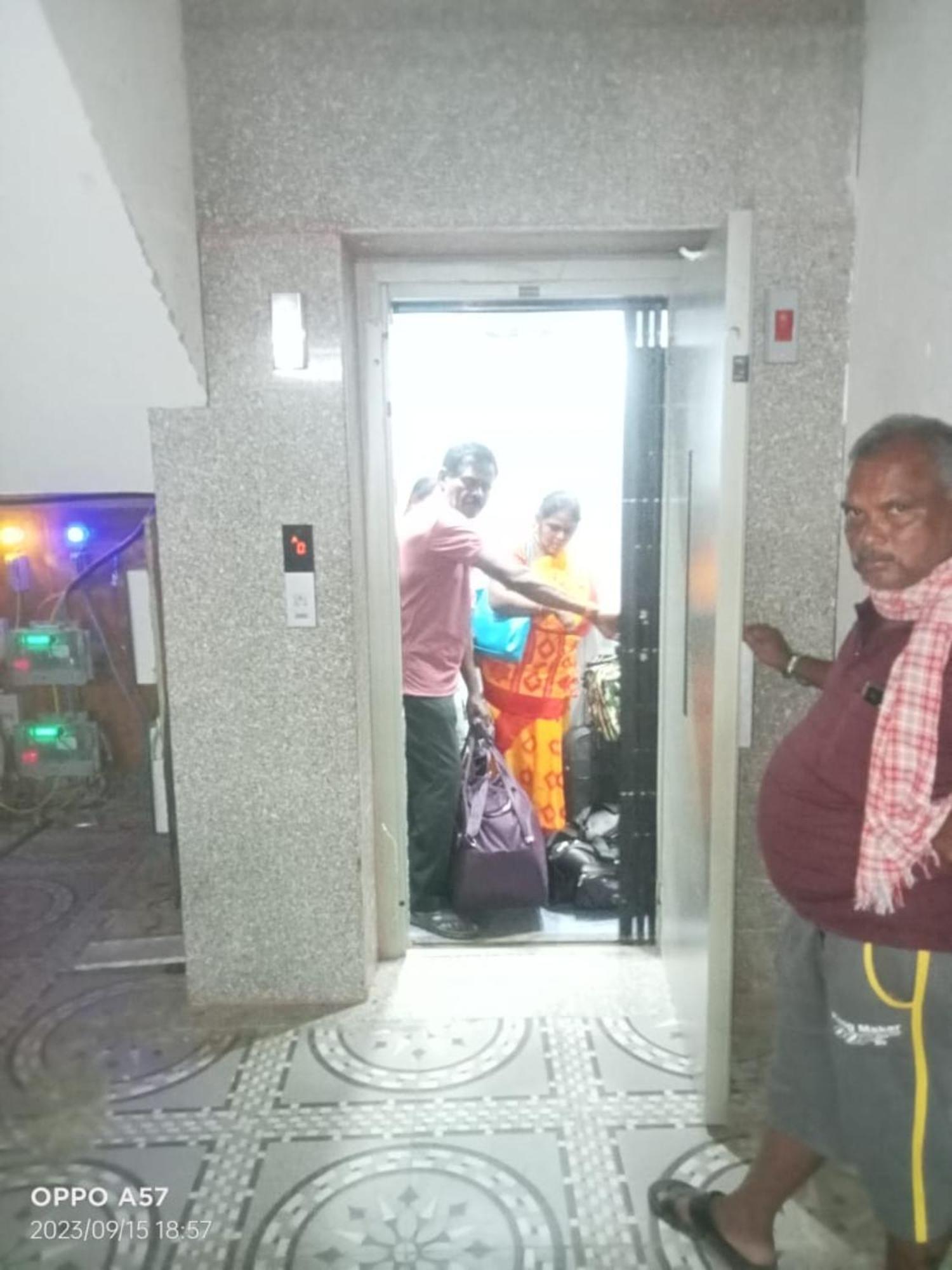 Goroomgo Shivay Near Vishwanath Temple Hotel